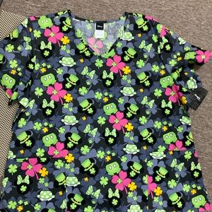 Disney Minnie Mouse St Patrick Day size 2xx Scrub Top New